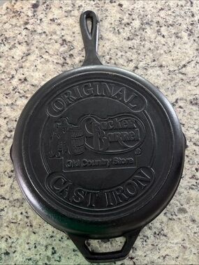 Lodge Cracker Barrel cast Iron 10 Inch Frying Pan
